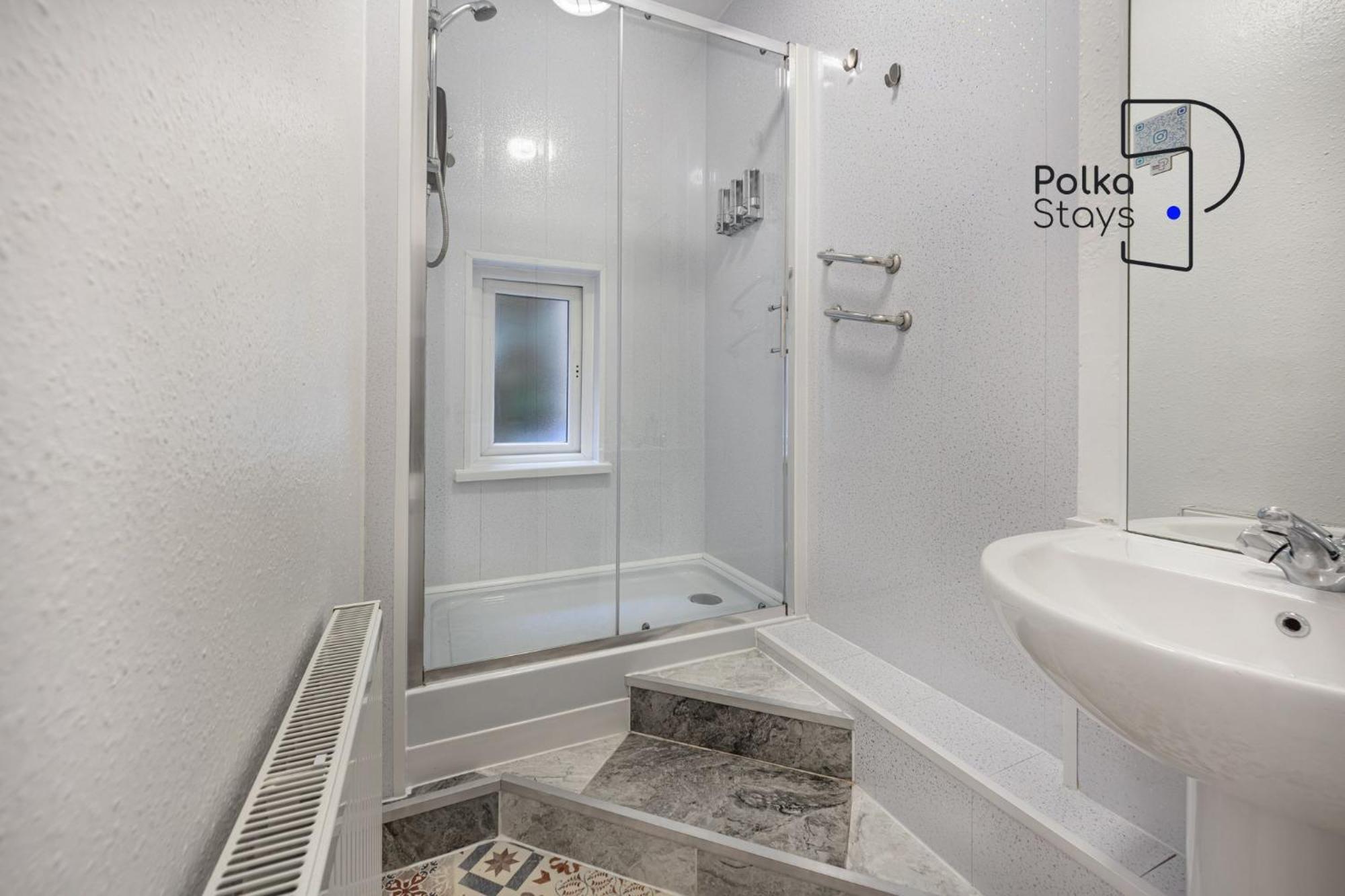 Polkadot Winter Gardens - Large Modern Apartments In Blackpool By Polkastays Bagian luar foto